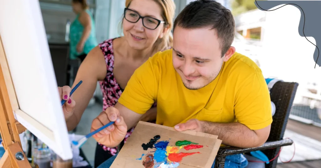 Persona con Sindrome de Down, disfrutando de pintar un cuadro.